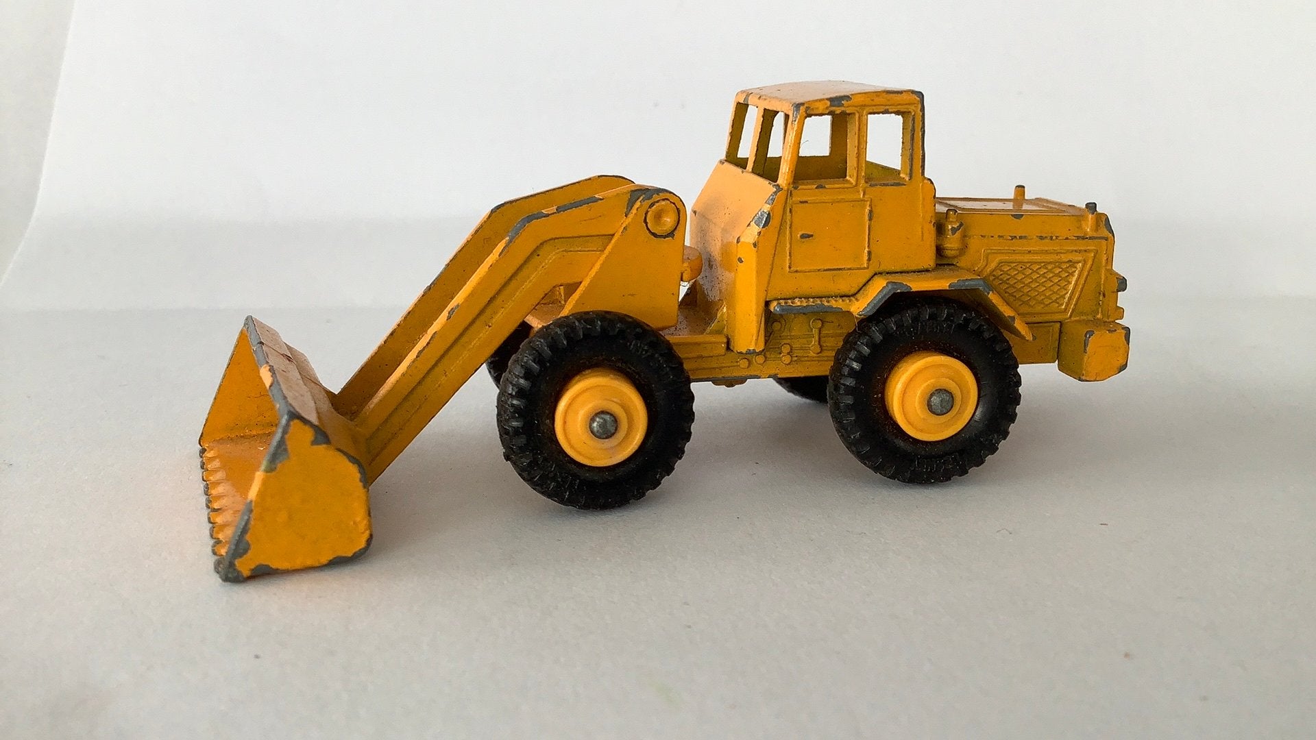 Lesney 69 Hatra Tractor Shovel, Ophalen of Verzenden, Gebruikt, Hijskraan, Tractor of Landbouw