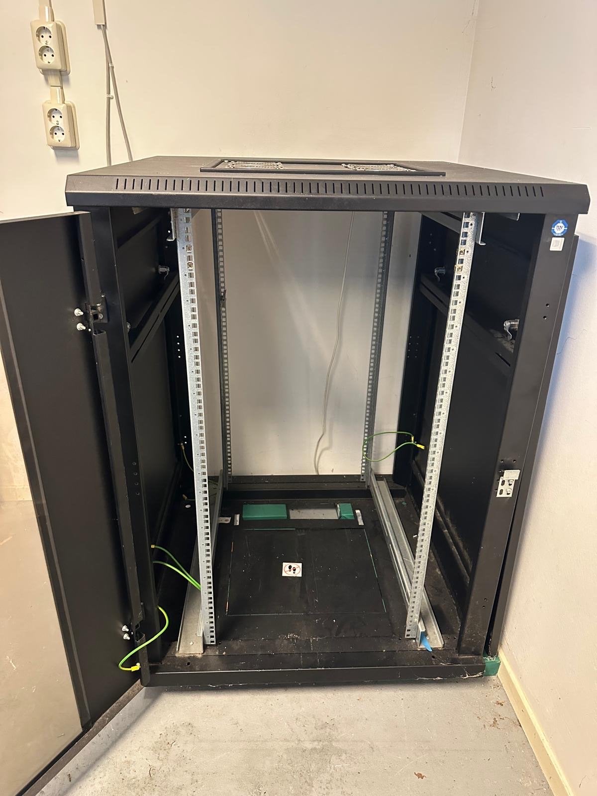Grote patchkast / serverkast met ventilatie, Ophalen