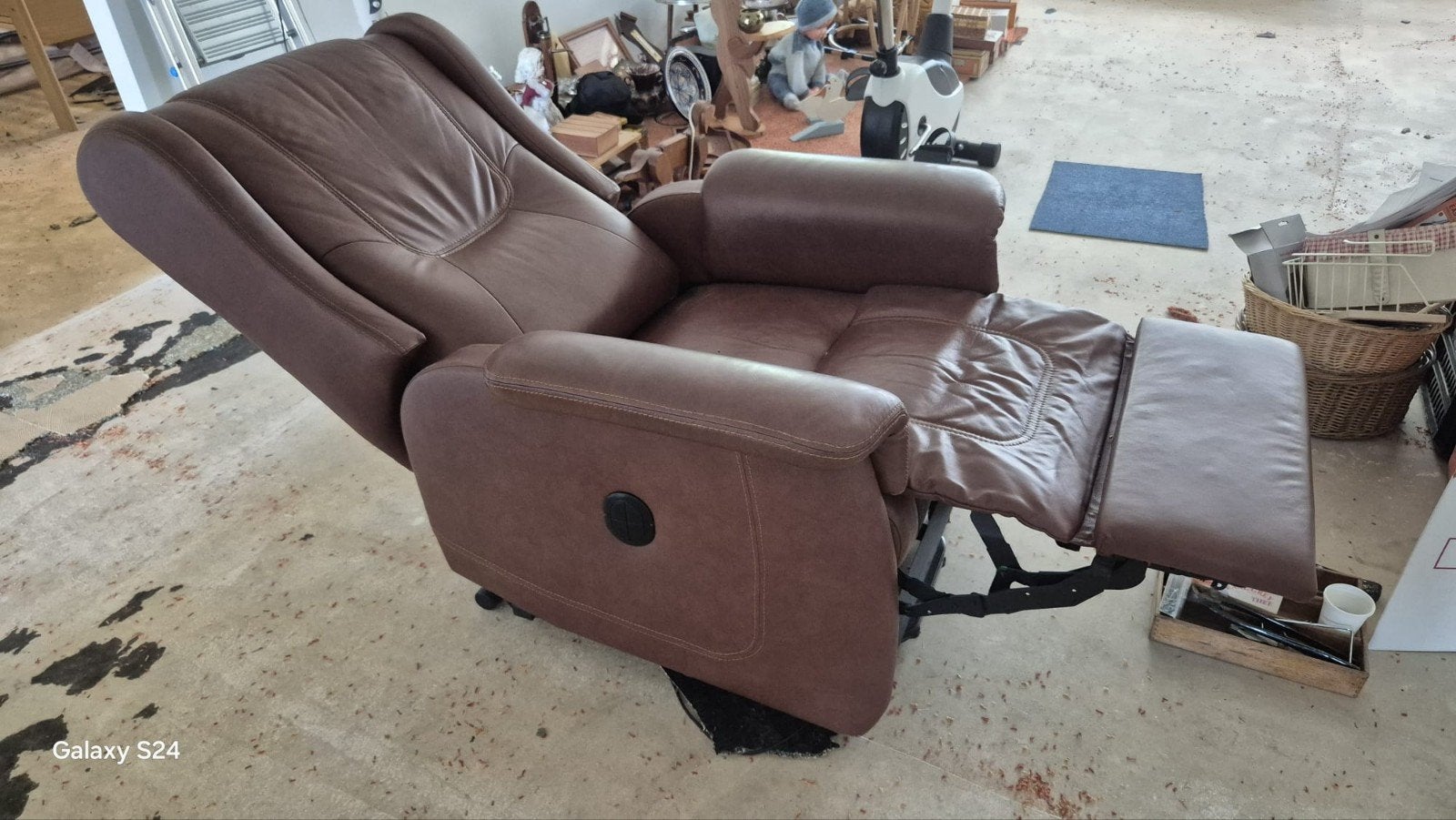 Comfortabele bruin leren sta op stoel, elektrische functie, Ophalen, Gebruikt, Modern, Comfort, 75 tot 100 cm