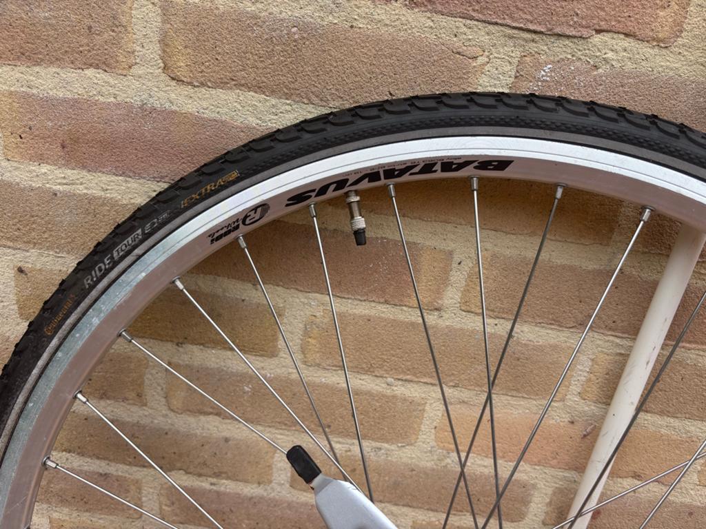 Batavus voorwiel met een binnen en buiten band, Gebruikt, Aluminium, Stadsfiets, Ophalen