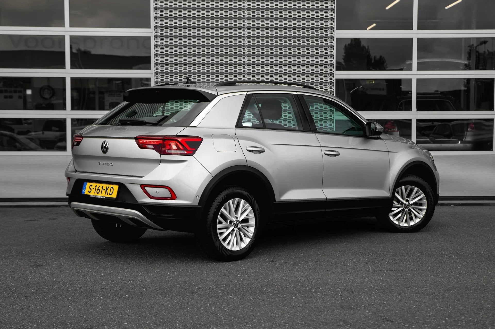 Volkswagen T-Roc 1.0 TSI 110pk Life (bj 2023), Gebruikt, Origineel Nederlands, Bedrijf, LED verlichting