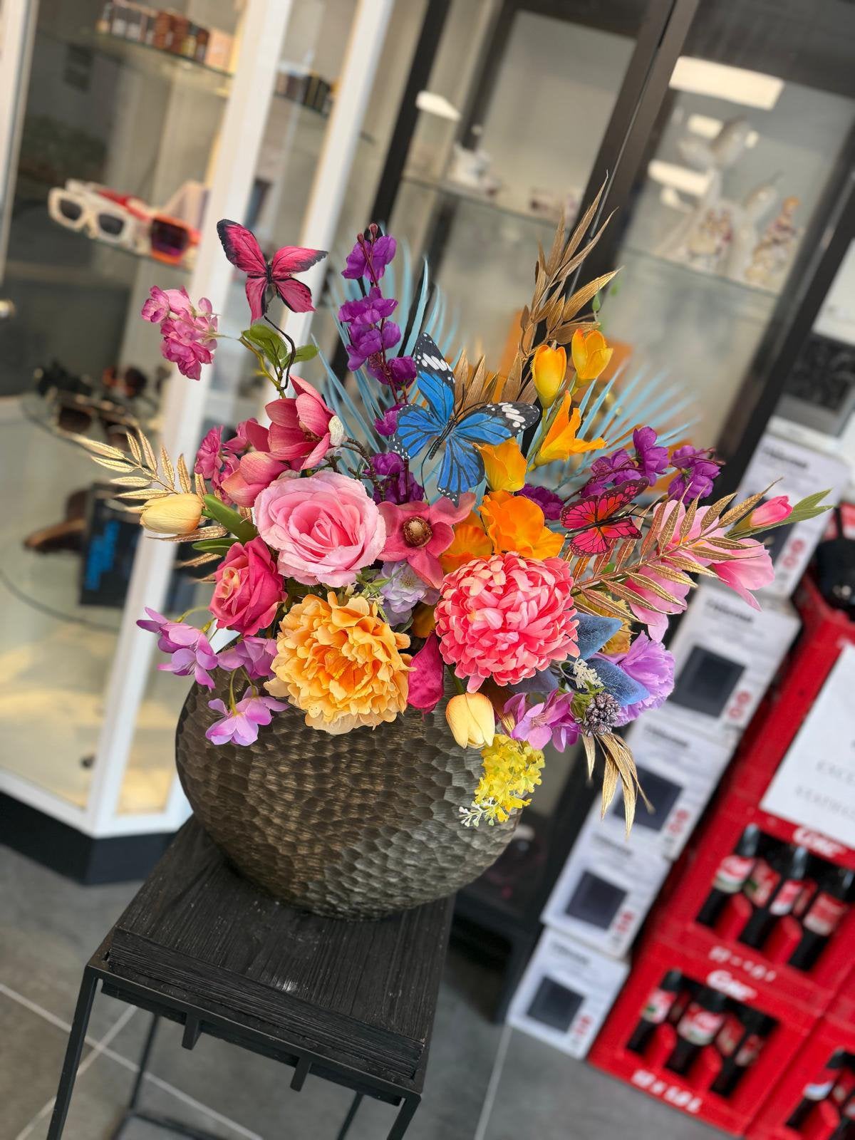 Bloemstuk in vaas plat opgemaakt, vensterbank of sidetable, Huis en Inrichting, Woonaccessoires | Vazen, Ophalen of Verzenden