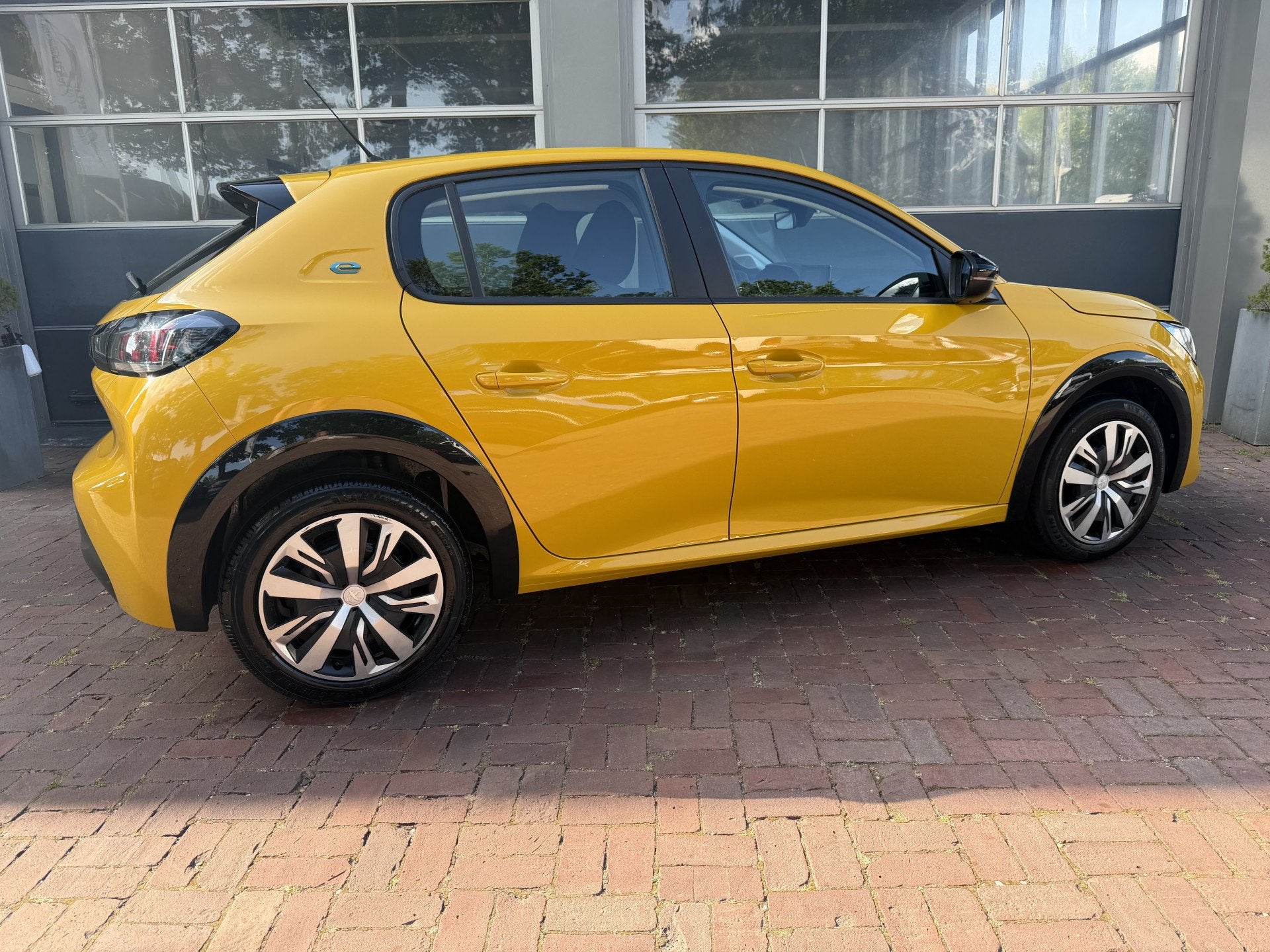 Peugeot e-208 EV Active 50 kWh Automaat Bj 2022 Km 70.000 De, Auto's, Peugeot, 136 pk, Gebruikt, Zwart, Leder en Stof