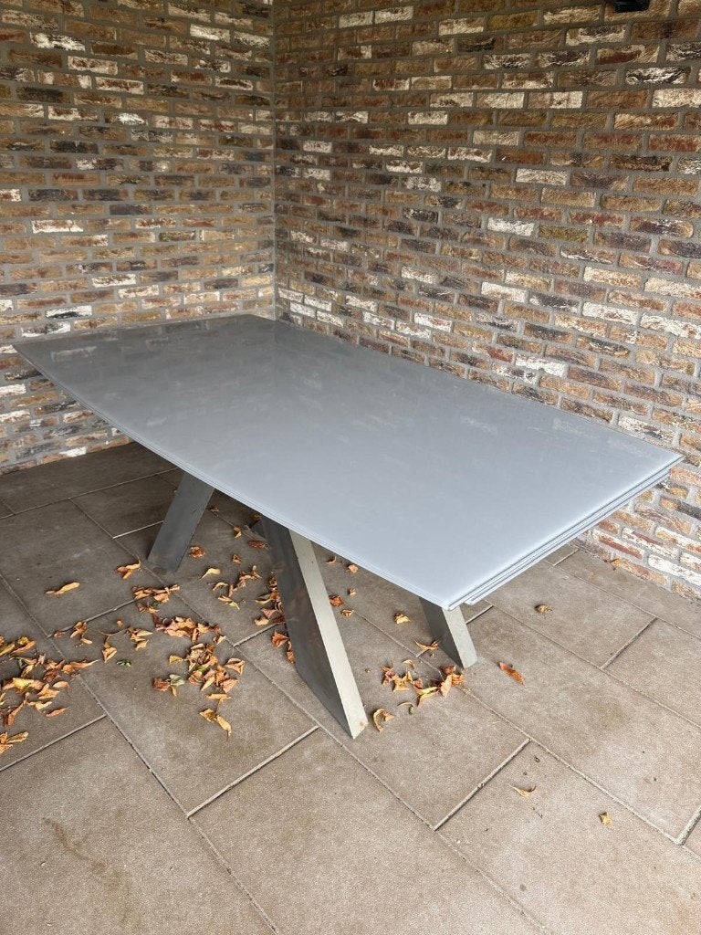Tafel, metalen poot en glazen blad, Huis en Inrichting, Ophalen, Gebruikt, 100 tot 150 cm, 200 cm of meer