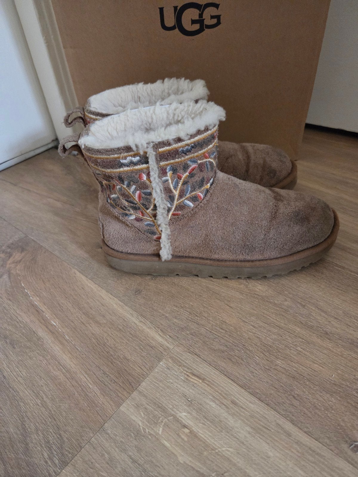 UGG Laarzen met Geborduurde Details - Maat 38, UGG, Bruin, Lage of Enkellaarzen, Ophalen of Verzenden