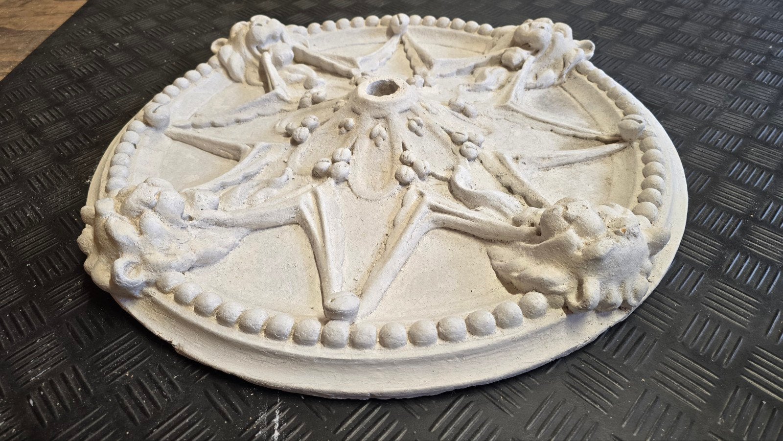 leeuwenkoppen plafond ornament uit utrechts pand, Ophalen
