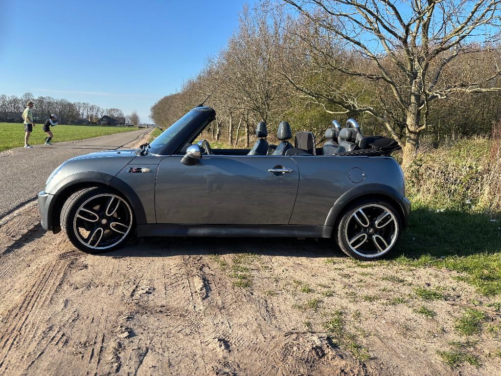 Mini 1.6 16V Cooper S Cabrio AUT 2005 Grijs, Auto's, 4 cilinders, Cabriolet, 4 stoelen, Grijs