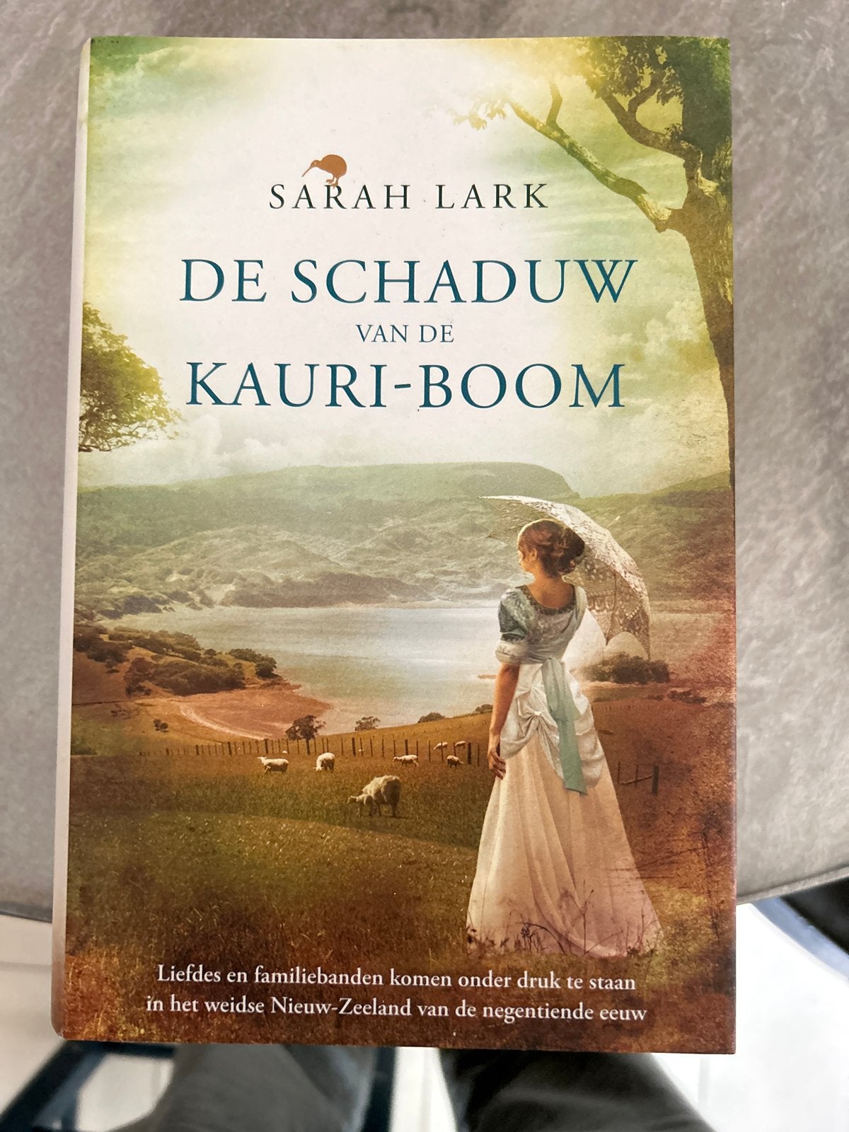 De Schaduw van de Kauri-Boom - Sarah Lark, Boeken, Ophalen of Verzenden, Nieuw, Wereld overig