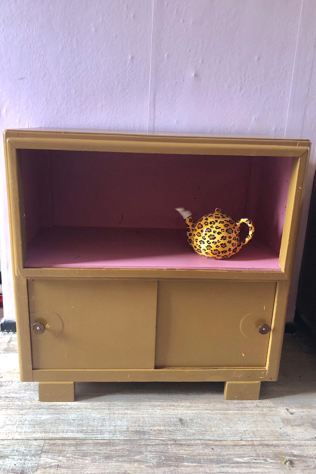 Vintage retro kastje, theekast, okergeel roze kast, Antiek en Kunst, Antiek | Meubels | Kasten, Ophalen