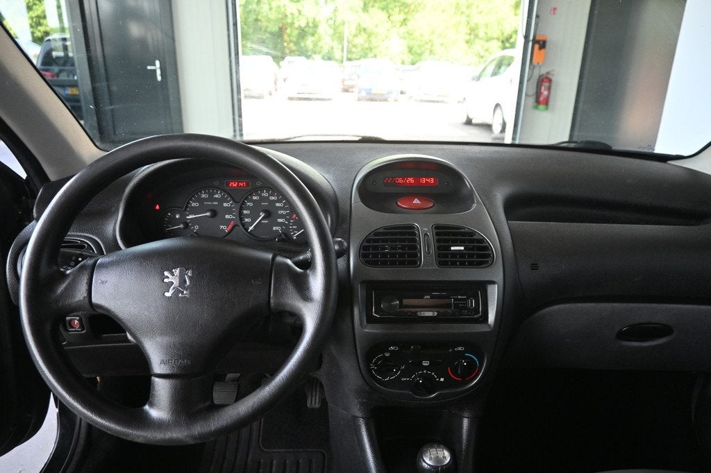 Peugeot 206 1.4 Pop' Art Elektrisch Pakket! Direct Leverbaar, Auto's, Peugeot, Voorwielaandrijving, Stof, 4 cilinders, Zwart