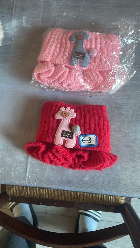 Nieuwe gebreide baby/kinder muts en sjaal set – Rood / Roze, Ophalen of Verzenden, Nieuw, Maat 34 (XS) of kleiner, Muts