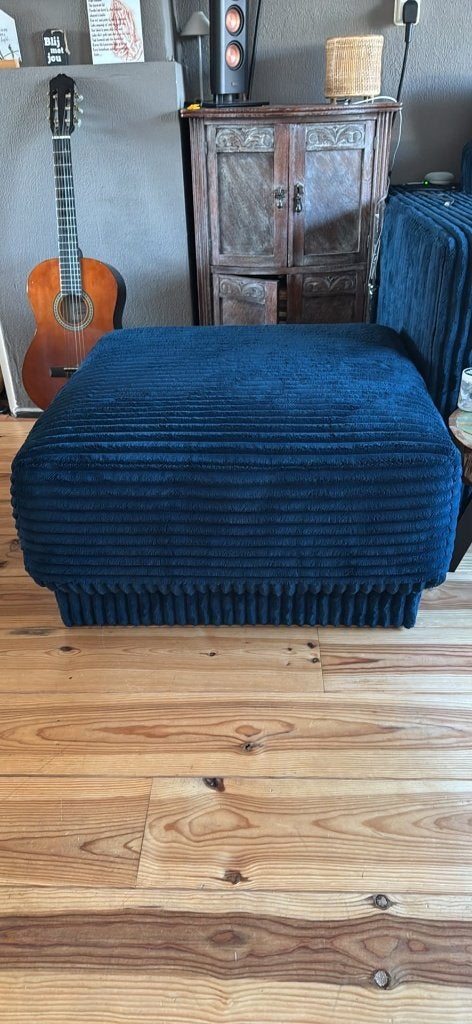 Mooie hocker in brede blauwe ribstof, Verzenden, Vierkant, 75 tot 100 cm, Zo goed als nieuw