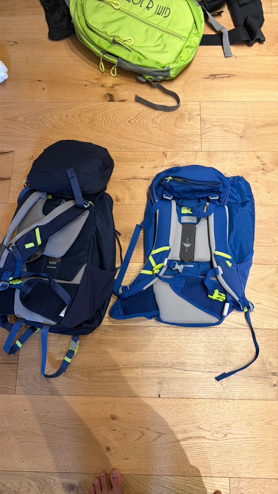 Two decathlon kids hiking bags 28 L 18 L, 40 cm of meer, Zo goed als nieuw, Waterdicht, 30 tot 45 cm