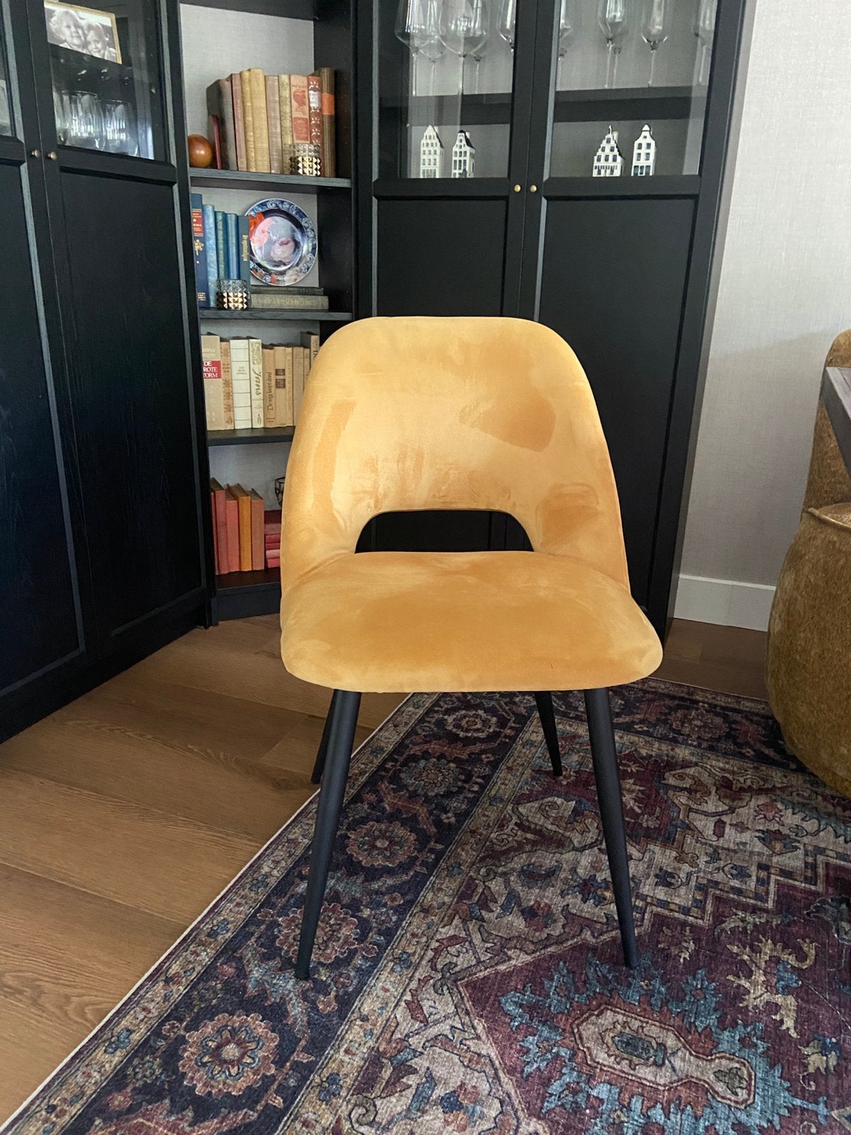Okergele eetkamerstelen 2 stuks, Huis en Inrichting, Ophalen, Twee, Zo goed als nieuw, Stof