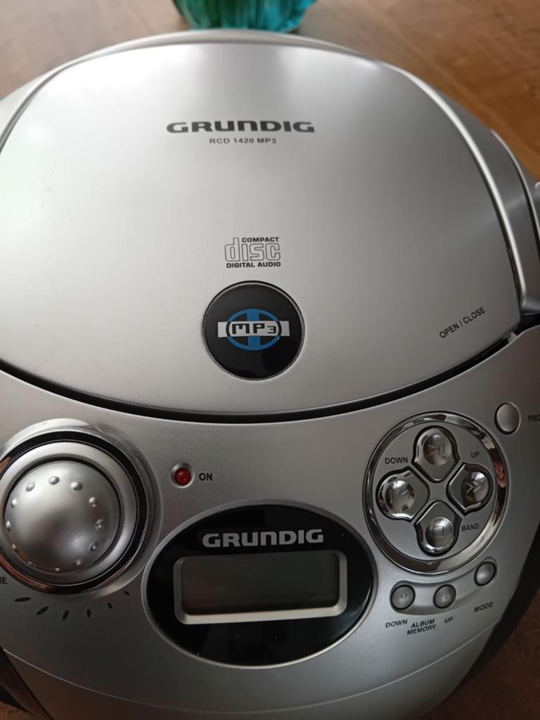 Grundig draagbare radio en cd speler - goed geluid, Ophalen of Verzenden, Zo goed als nieuw, Radio, Met cd-speler