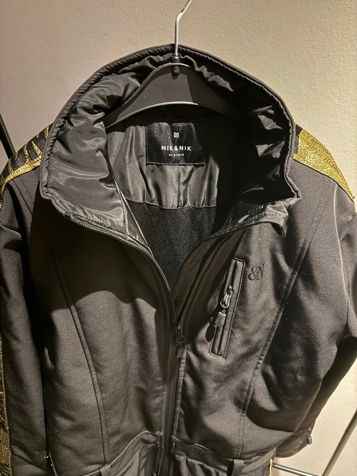 Nikkie Skipak Zwart met Gouden Details, Ophalen of Verzenden, Zo goed als nieuw, Maat 34 (XS) of kleiner, Pak