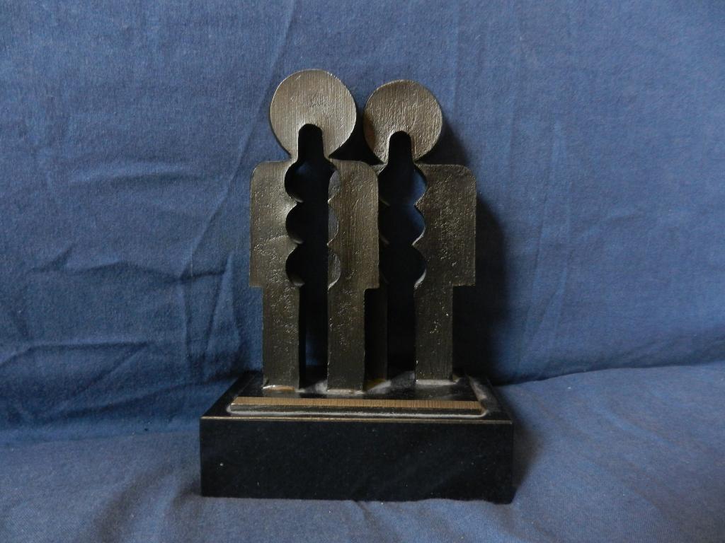 Metalen sculptuur Twee staande figuren MLD Stichting h. 15,3, Antiek en Kunst, Minder dan 20 cm, Gepatineerd, Ophalen of Verzenden