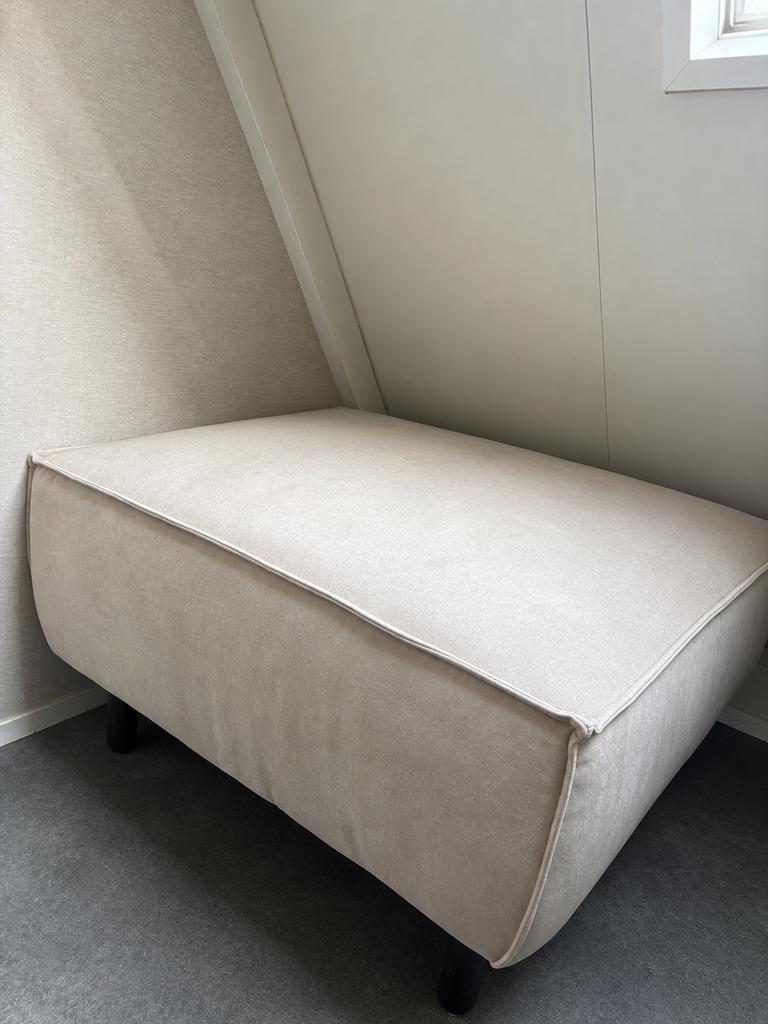 Moderne poef/voetenbank - nieuw 100x100cm, Ophalen, Vierkant, Zo goed als nieuw, 75 tot 100 cm