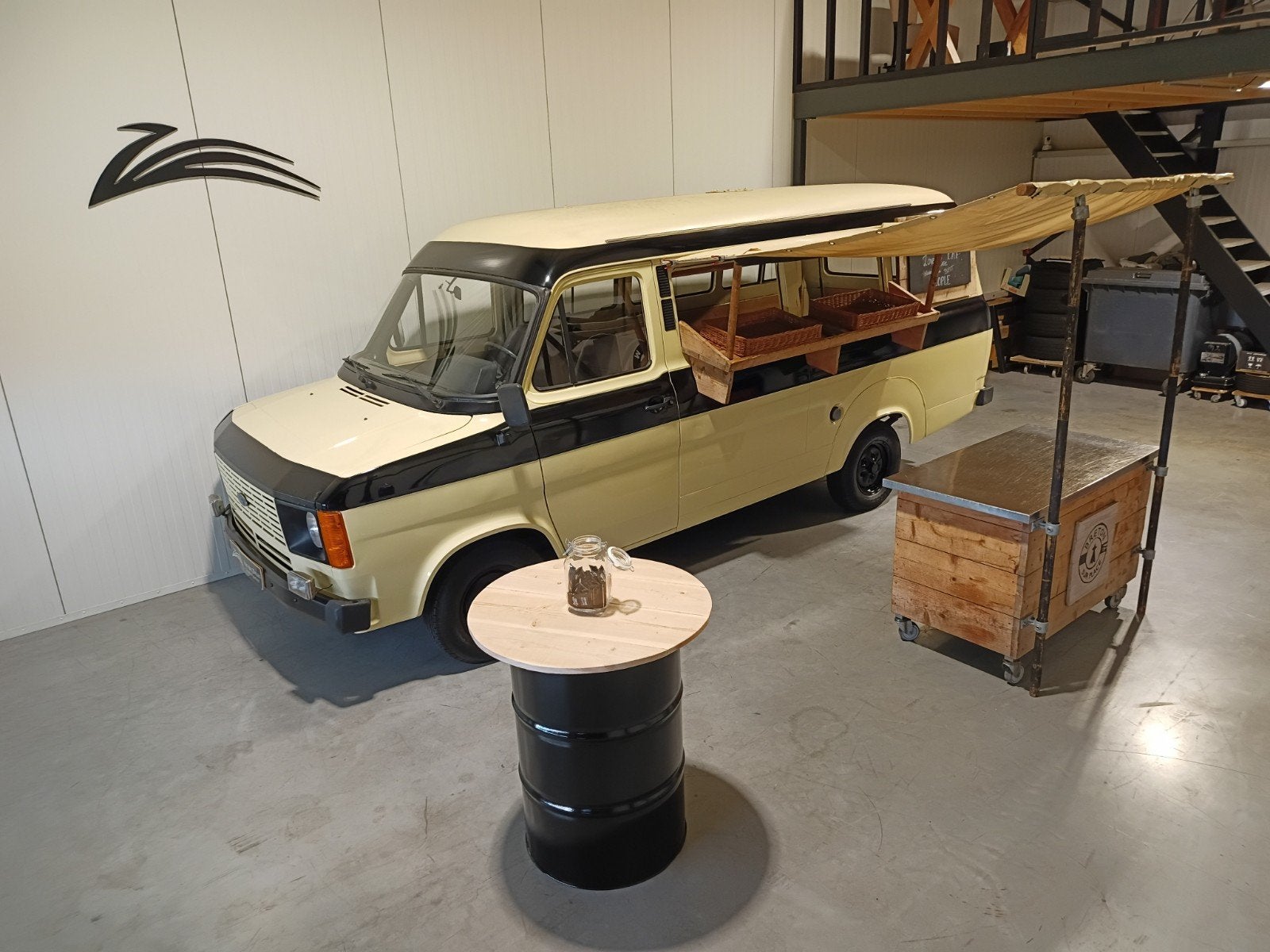 Ford Transit Foodtruck Benzine belastingvrij APK 2028!, Overige carrosserieën, 4 stoelen, Geel, 1954 cc