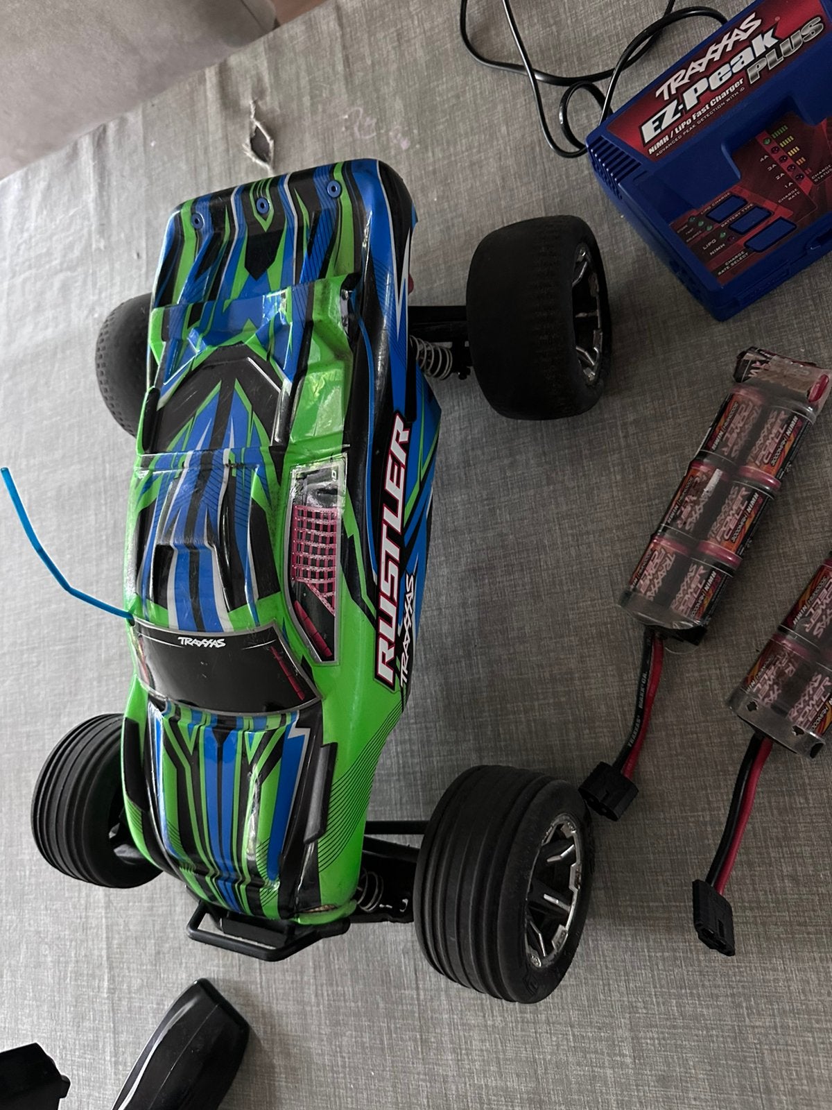 Te koop rustler traxxas bestuurbare auto, Hobby en Vrije tijd, Ophalen, Zo goed als nieuw, Auto offroad