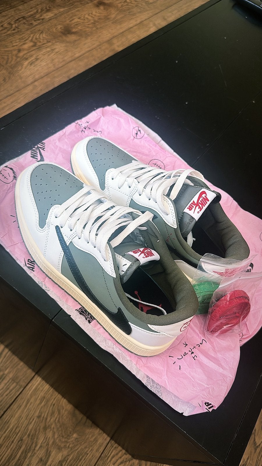 Travis scott medium olive, Ophalen of Verzenden, Zo goed als nieuw, Overige kleuren