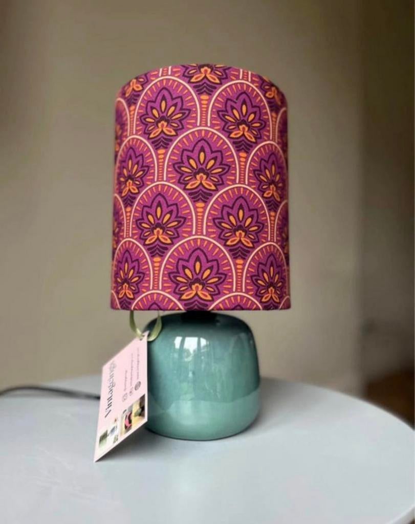 Prachtige Tafellamp met retro Print van Vintageingx! NIEUW, Huis en Inrichting, Ophalen of Verzenden, Zo goed als nieuw, Minder dan 50 cm