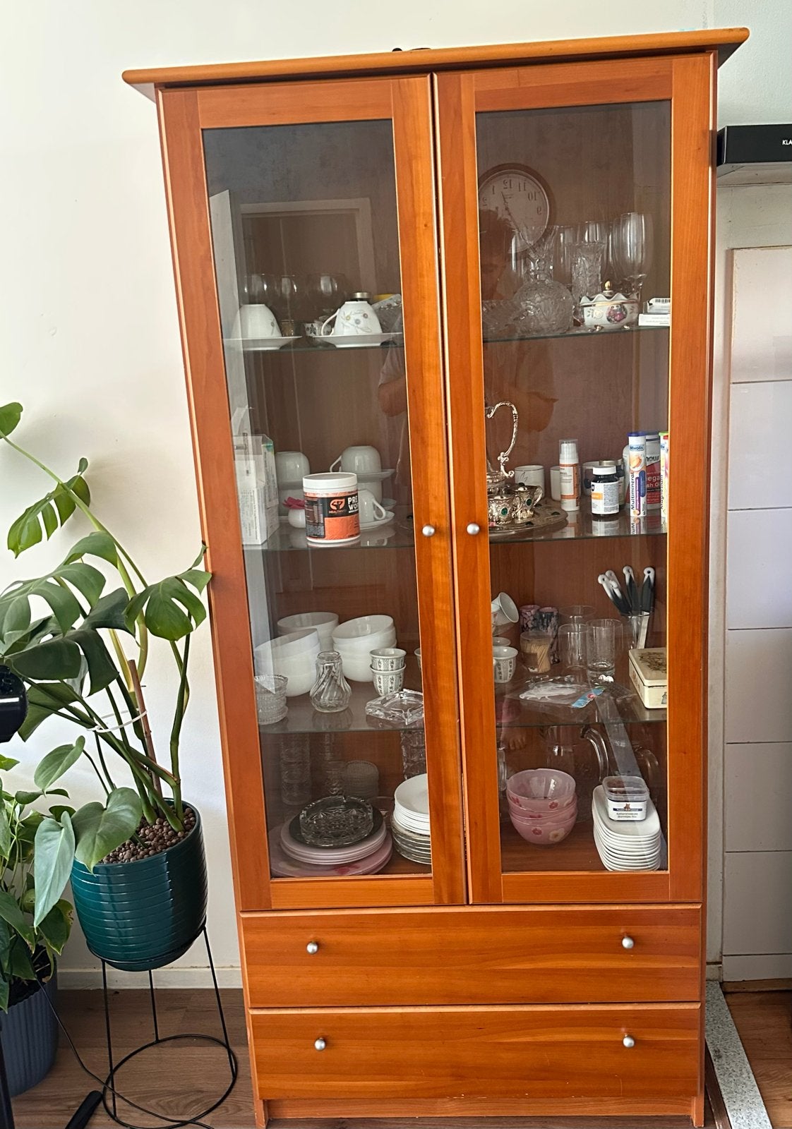 Glazen vitrinekast met lades, Ophalen, 50 tot 100 cm, Zo goed als nieuw, Met lade(s)