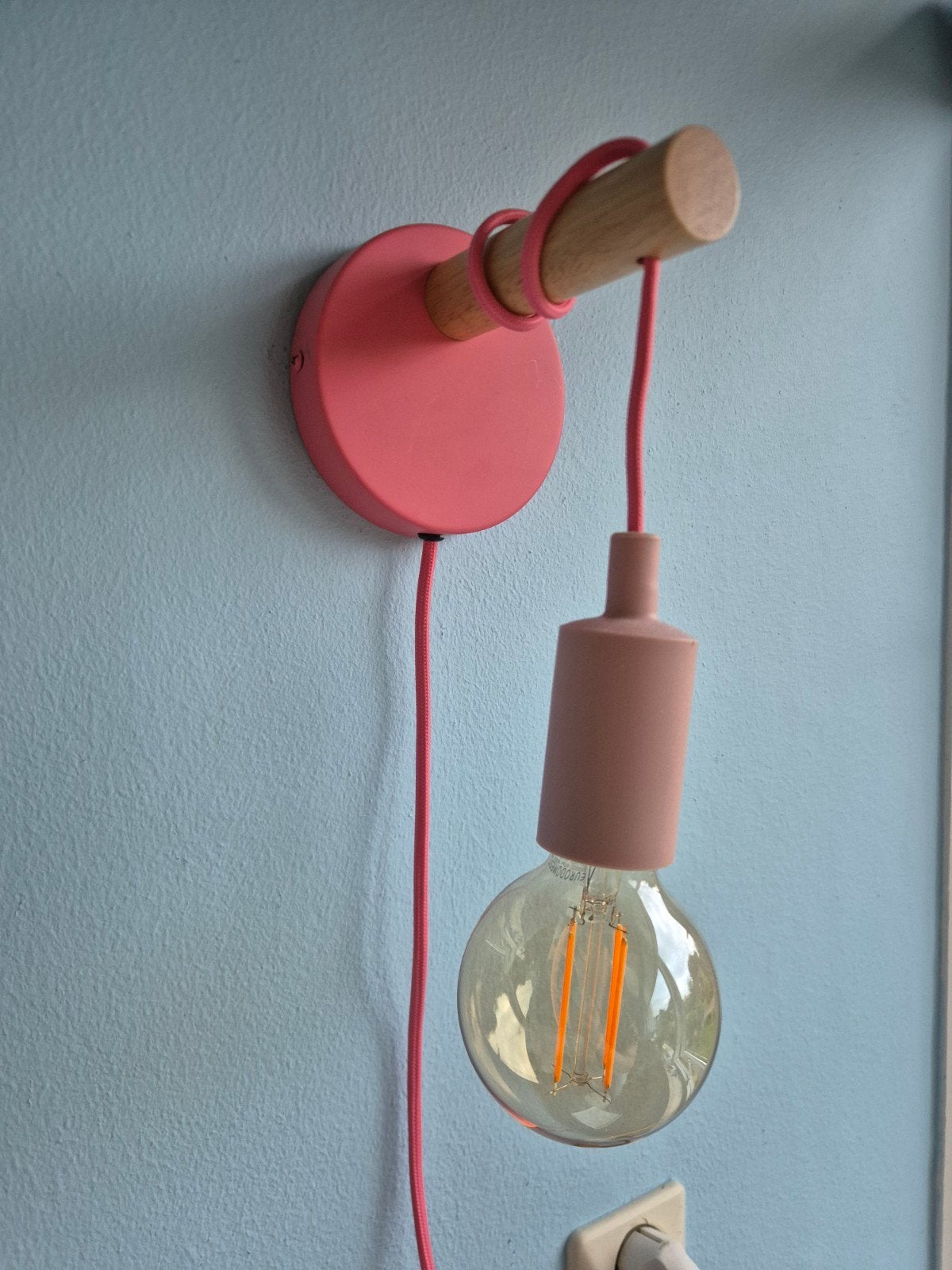 Roze wandlamp met houten detail en E27 fitting, Ophalen