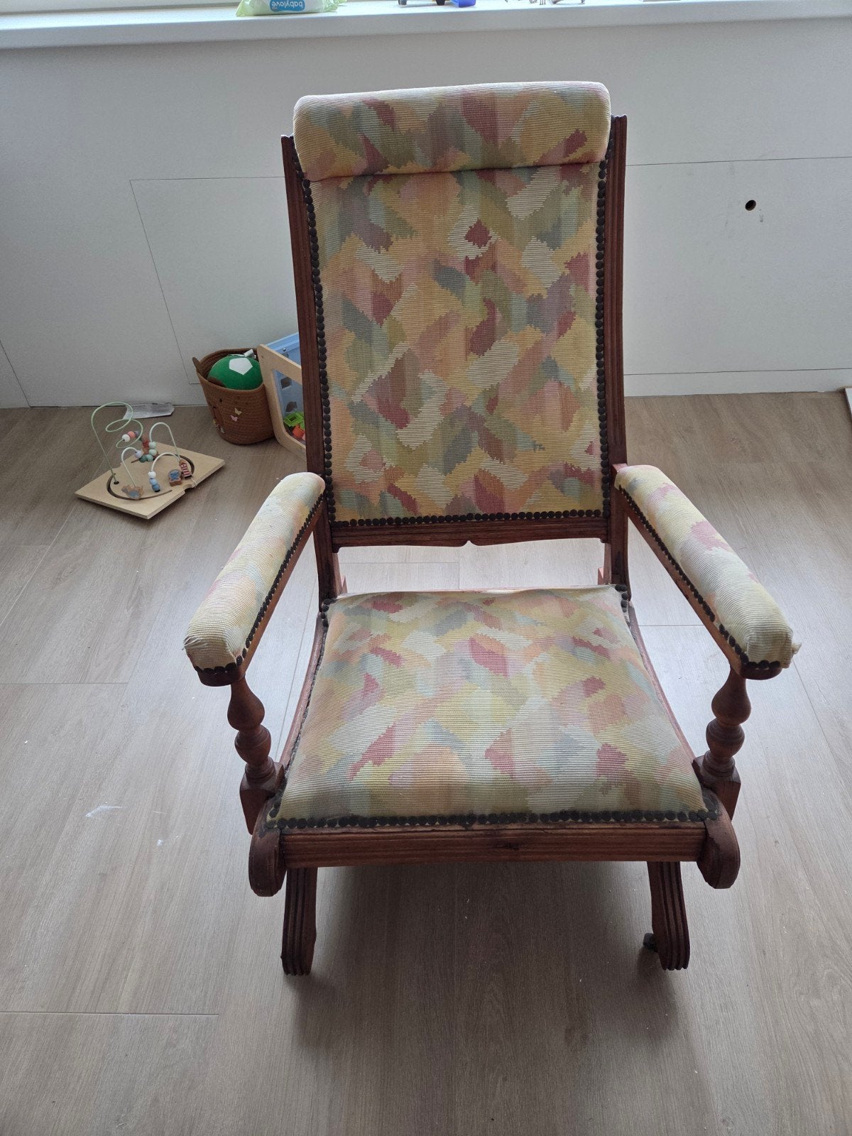 Antieke schommelstoel met kleurrijke bekleding, Antiek en Kunst, Antiek | Meubels | Stoelen en Banken, Ophalen