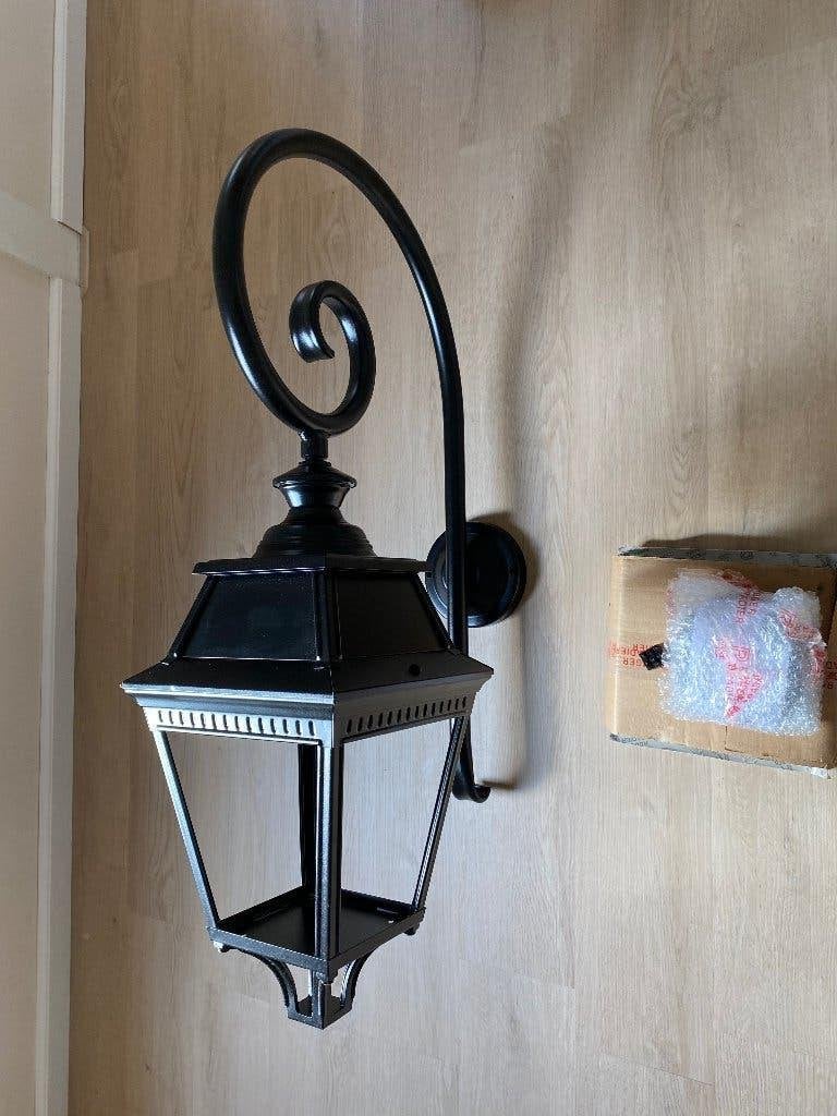 Klassieke buitenlamp Roger Pradier, Tuin en Terras, Wandlamp, Aluminium, Ophalen of Verzenden, 50 tot 250 watt