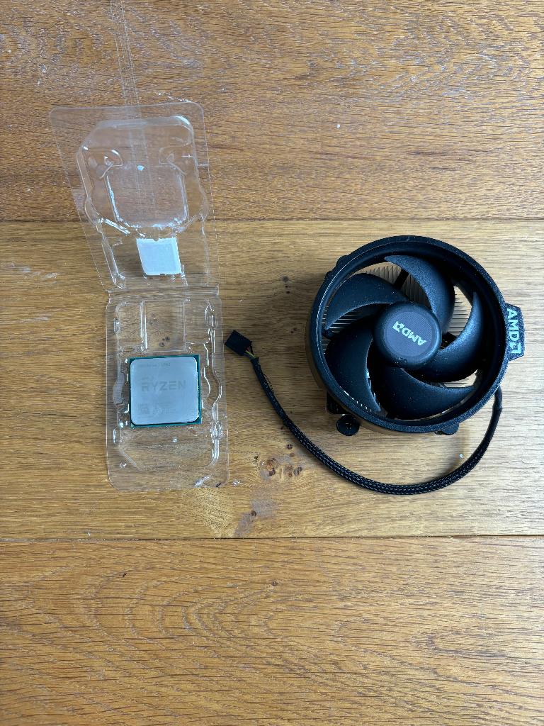 Ryzen 3 3200G incl koeler, 4-core, Ophalen of Verzenden, Zo goed als nieuw, Socket AM4