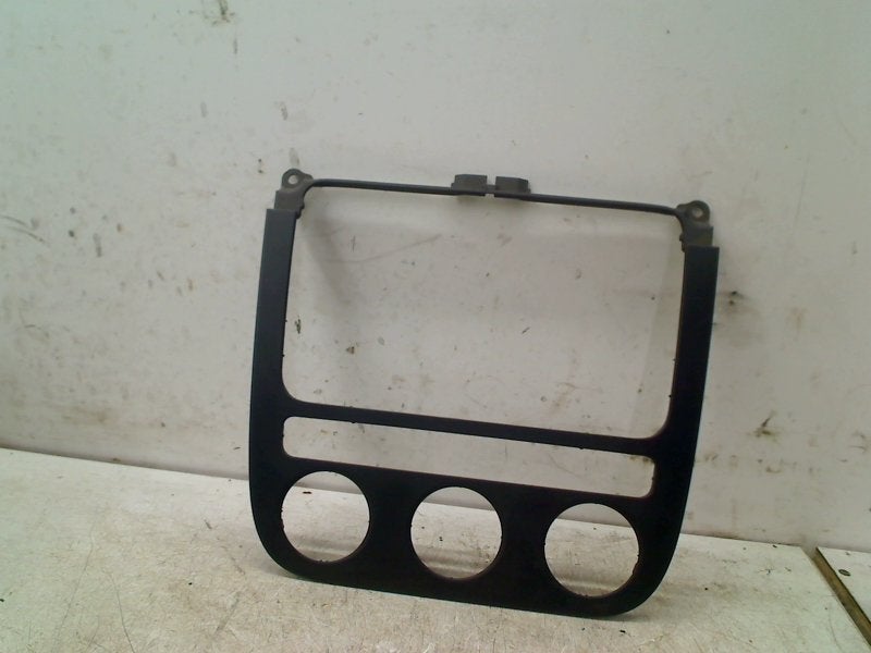 Radio Sierlijst Volkswagen Golf V (1K1) 2007 1K0858071E, Gebruikt, Volkswagen, Volkswagen AG, Kundenbetreuung@volkswagen.de