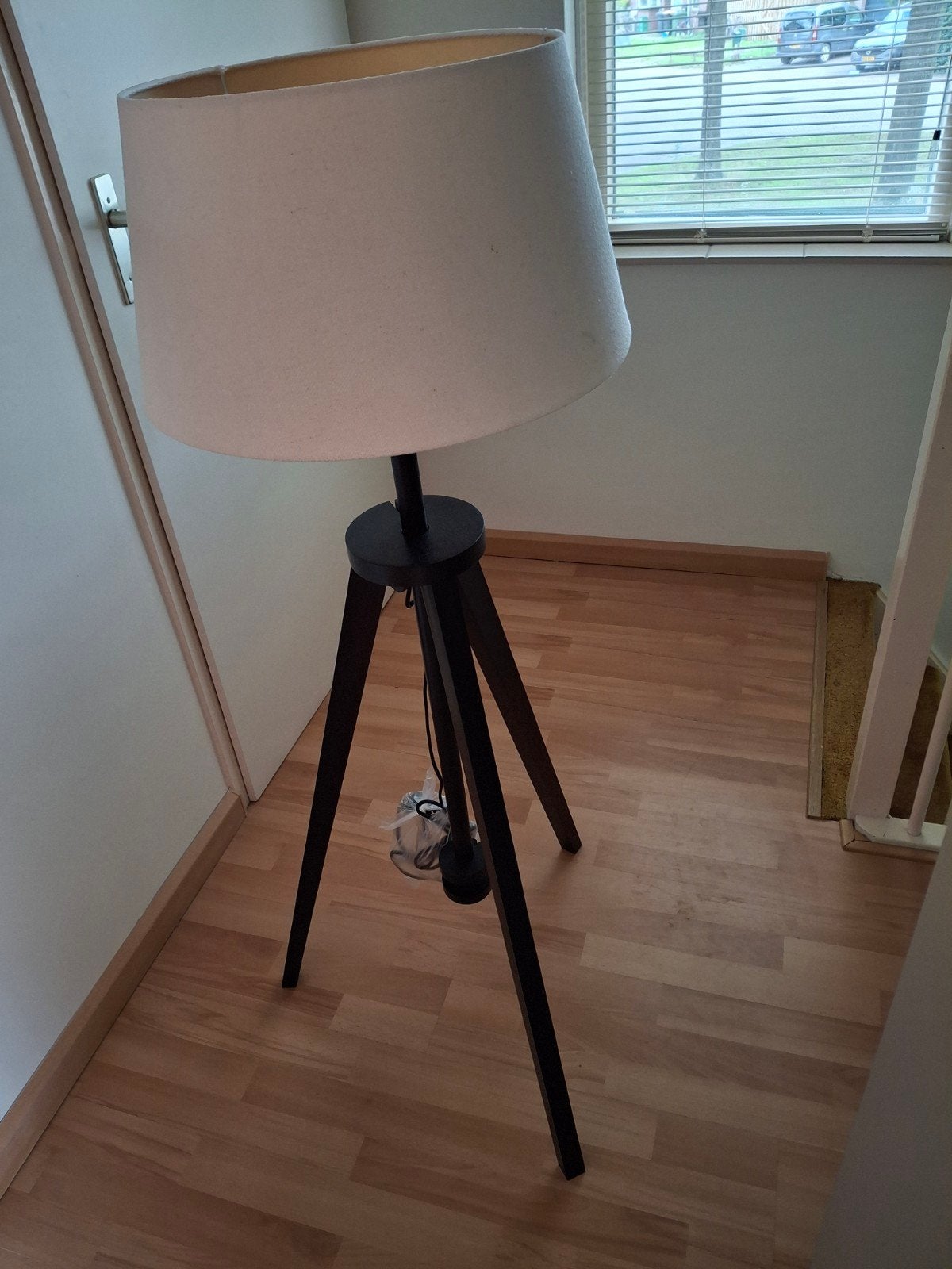 Ikea Staande Lamp - Houten Driepoot, Zwart, Off-white Kap, Ophalen, Gebruikt, Modern, Scandinavisch, 100 tot 150 cm