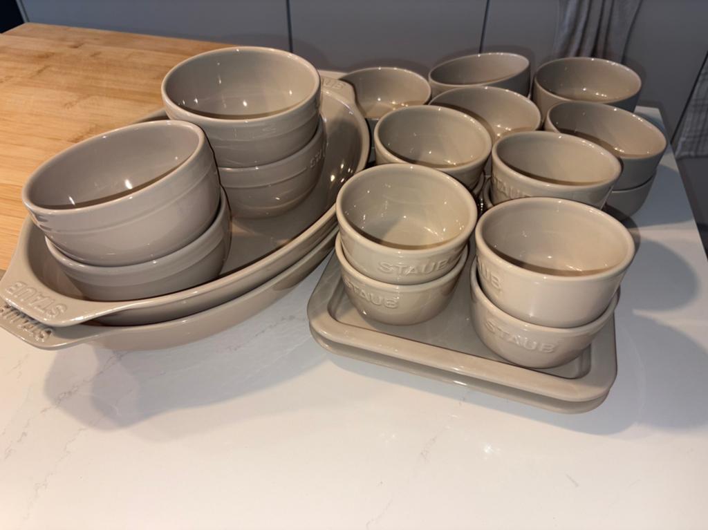 Staub en Gusta servies - Kommen en schalen, Huis en Inrichting, Ophalen, Keramiek, Zo goed als nieuw, Kom(men)
