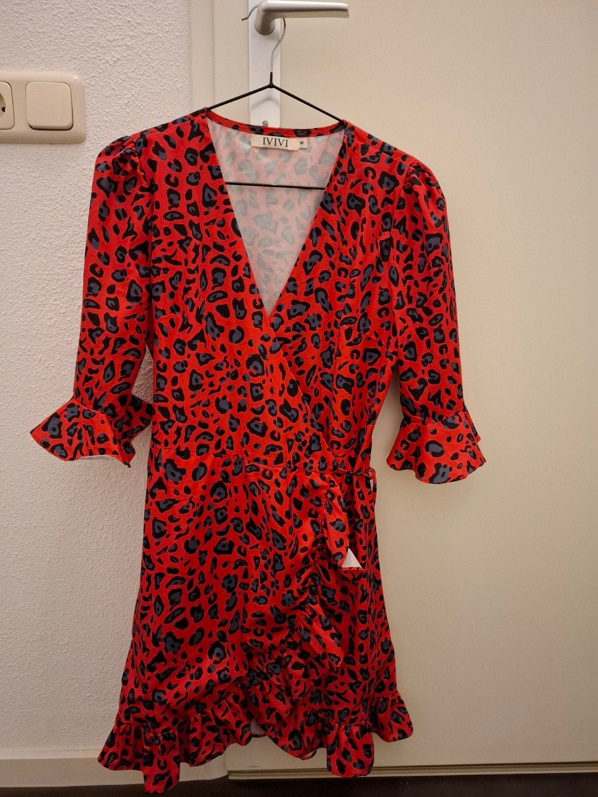 IVIVI Luipaardprint Wikkeljurk Rood Maat M, Kleding | Dames, Maat 38/40 (M), Ophalen of Verzenden, Zo goed als nieuw, IVIVI