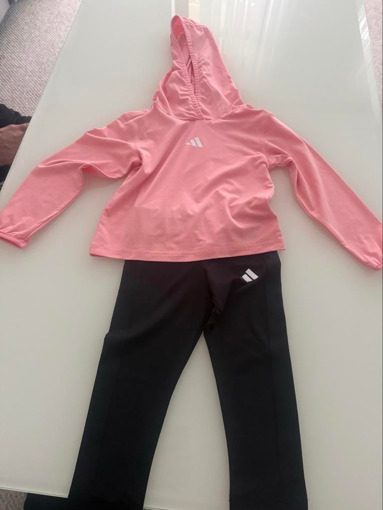 Adidas trainingspak roze hoodie en zwarte broek (4Y), Ophalen of Verzenden, Zo goed als nieuw, Roze, Overige typen