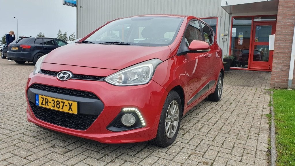 Foto 3 van Hyundai i10 1.0 5 DRS AUT 2014 Rood