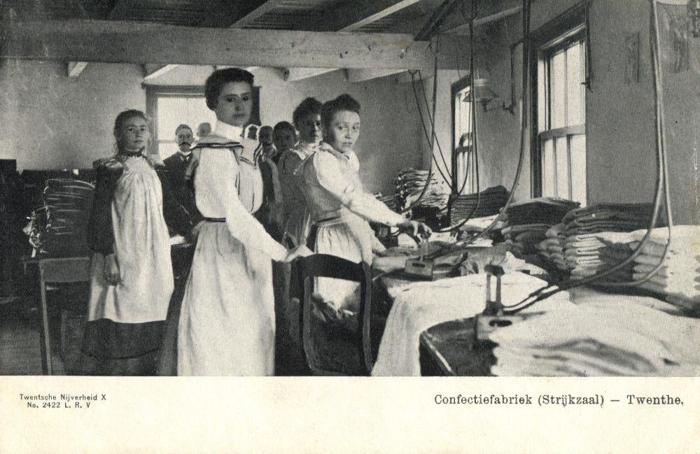 Confectiefabriek Twenthe, Strijkzaal (1900s) Ansichtkaart, Ophalen of Verzenden, Voor 1920, Ongelopen, Overijssel