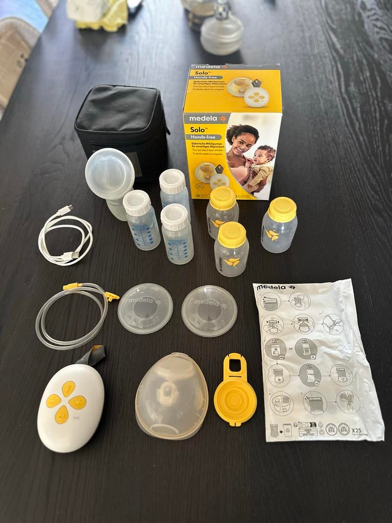 Medela Solo Handsfree Kolfset met accessoires, Ophalen of Verzenden, Zo goed als nieuw, Borstkolf