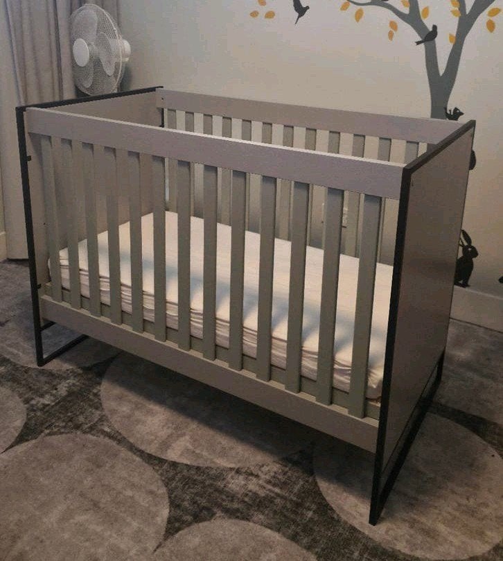 Grijs kinderbedje met stalen frame, optie matras aerosleep, Lattenbodem, 70 tot 85 cm, Ophalen of Verzenden, Zo goed als nieuw
