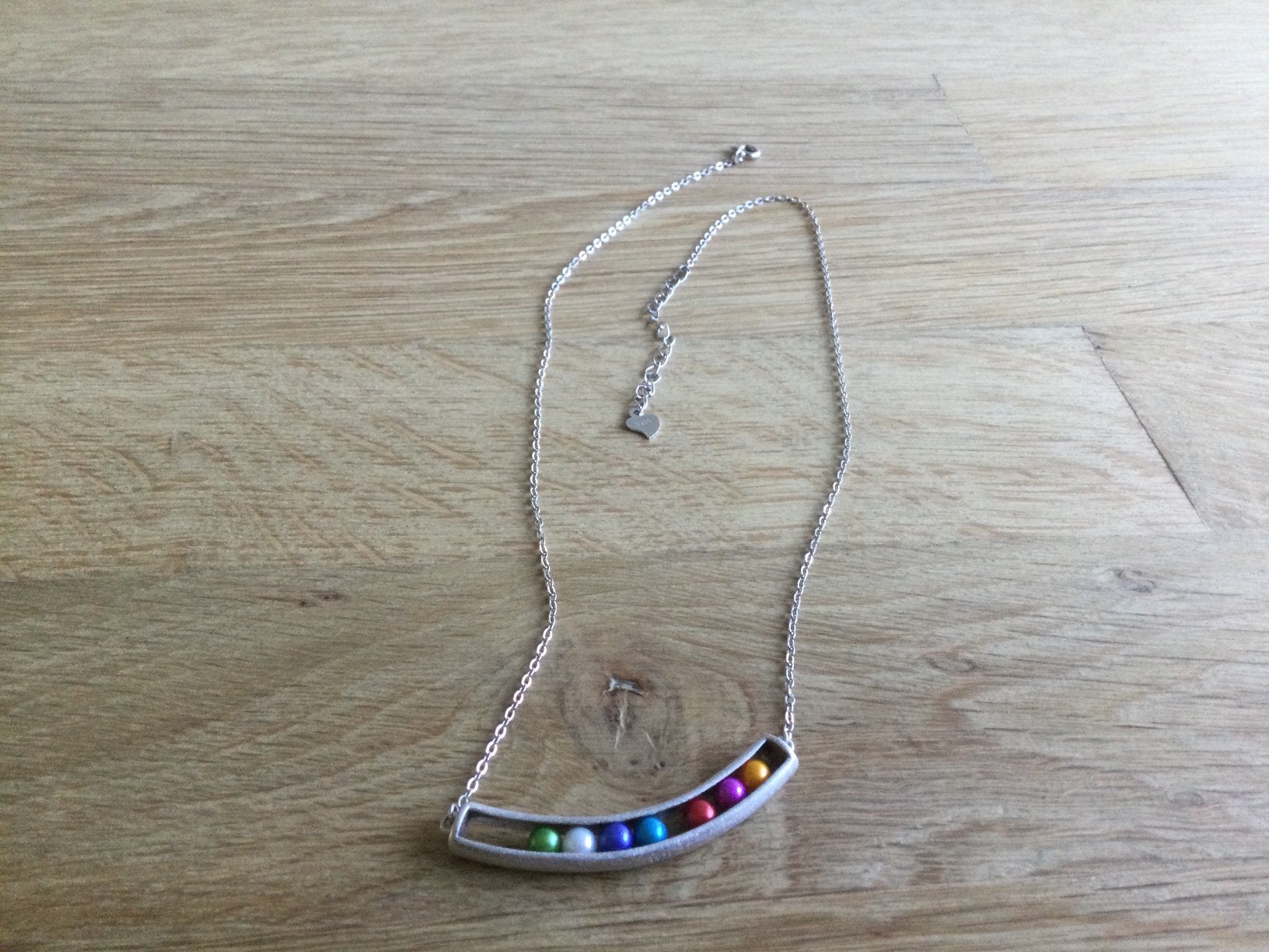 Zilveren fijne ketting met gekleurde bolletjes in houder., Ophalen of Verzenden, Zo goed als nieuw, Zilver