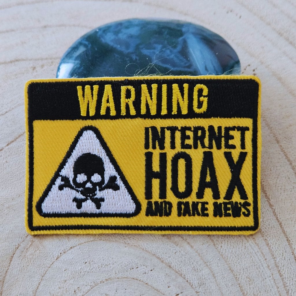 Strijk embleem applicatie Patch Warning internet hoax and f, Hobby en Vrije tijd, Kledingapplicaties en Hotfix, D, Nieuw, Ophalen of Verzenden