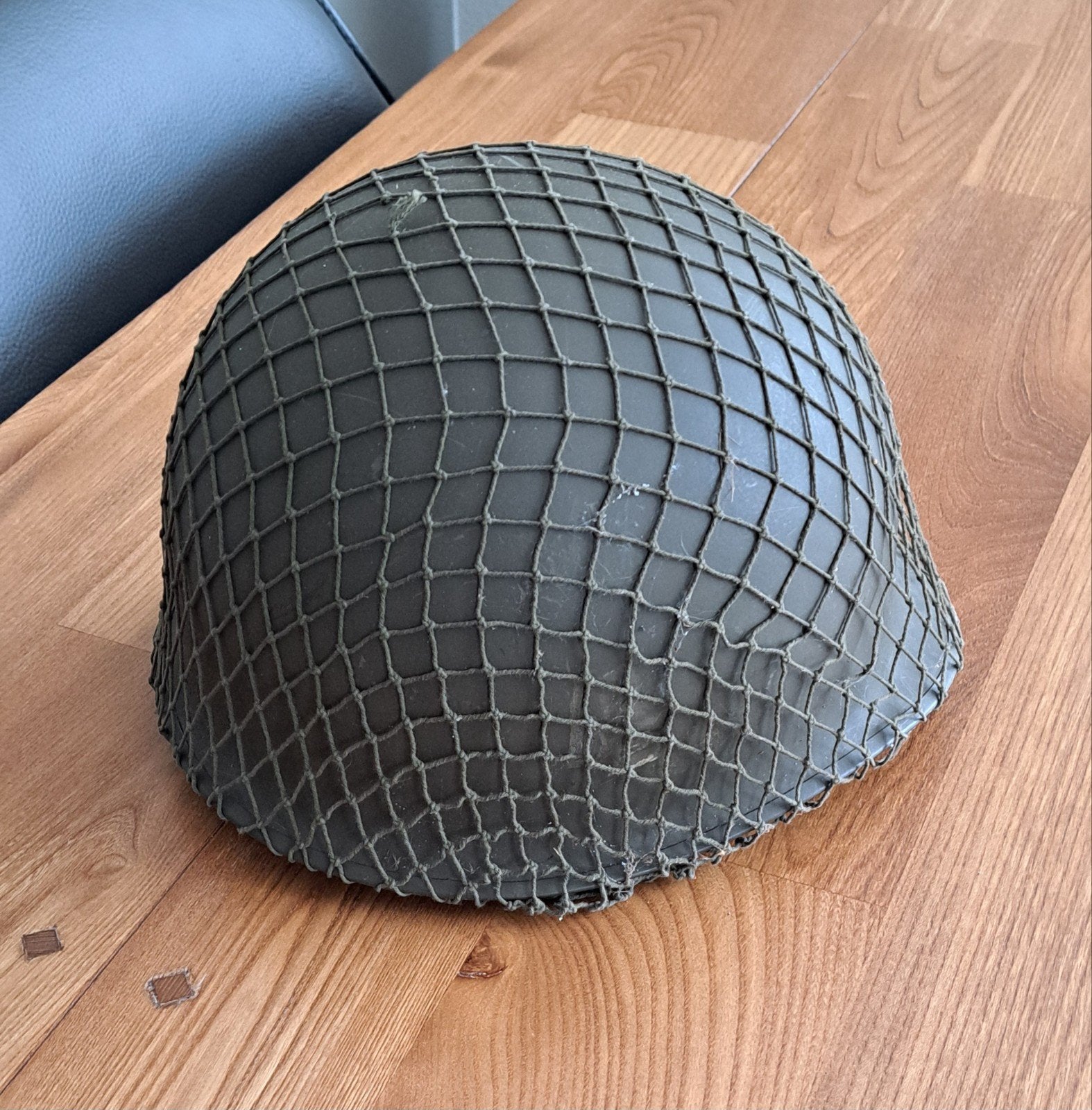 legerhelm, Ophalen, Gedragen