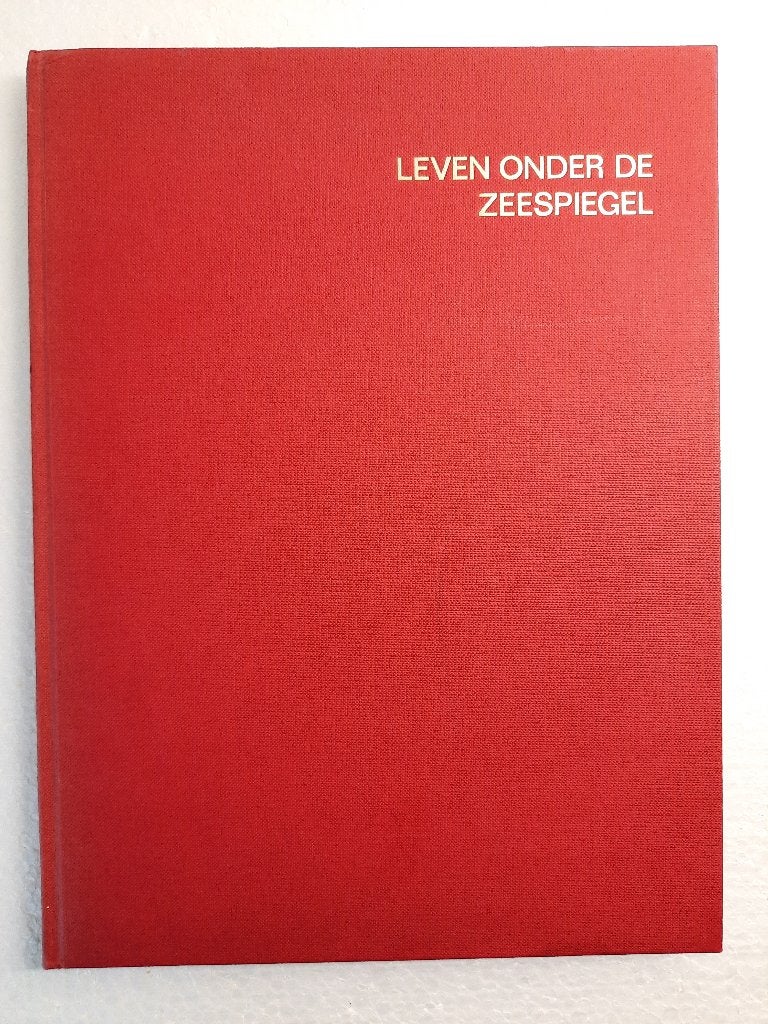 BOEK: LEVEN ONDER DE ZEESPIEGEL – MENICO TORCHIO, Boeken, Ophalen of Verzenden, Zo goed als nieuw, Overige onderwerpen, Menico Torchio