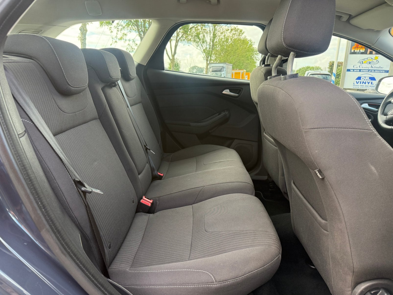 Foto 11 van Ford Focus 1.0 Ecoboost 92KW Wagon 2014 Grijs