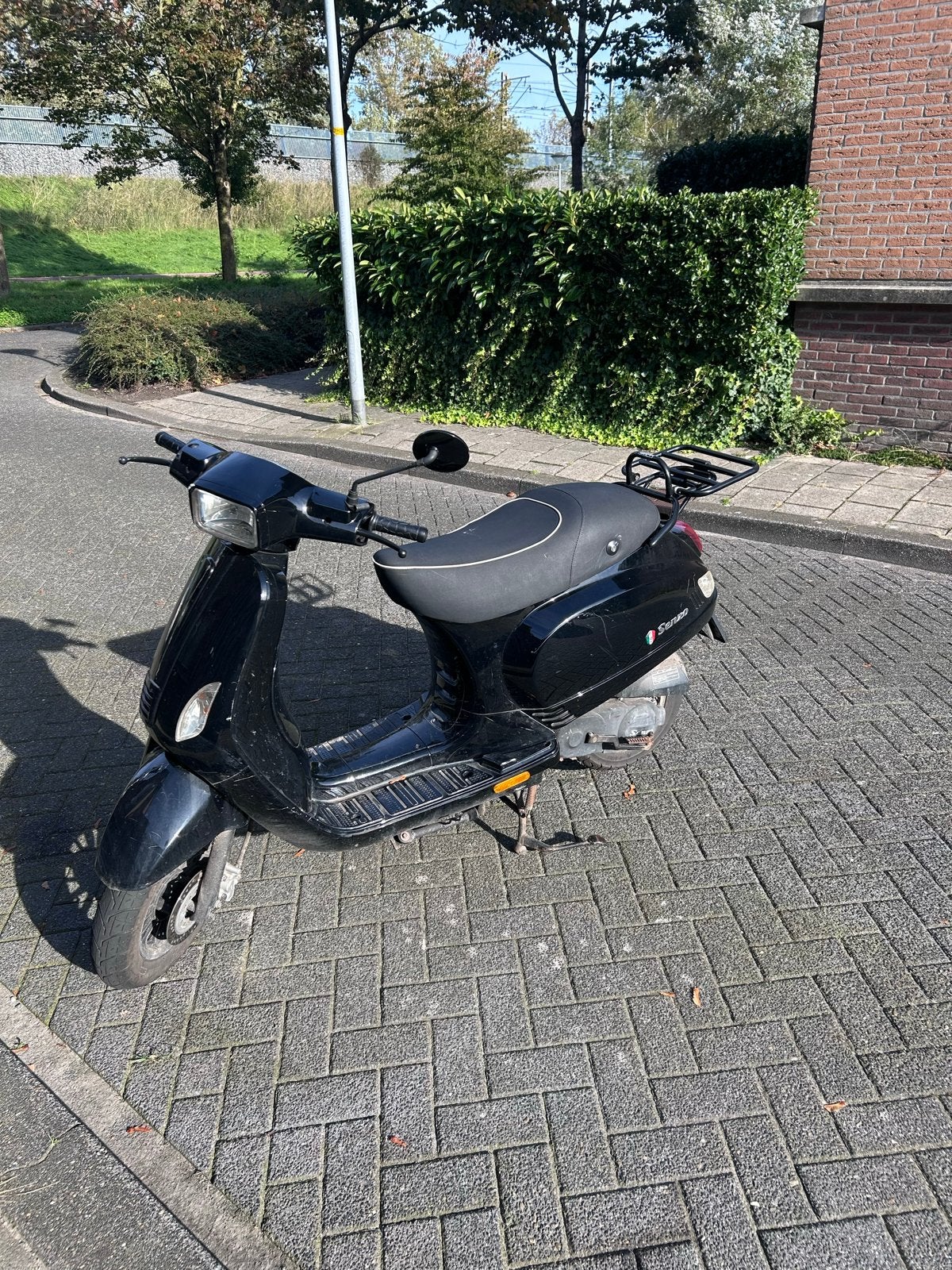 Zwarte Senzo scooter - Gebruikt, goede staat, Ophalen, Gebruikt, Maximaal 25 km/u, Benzine