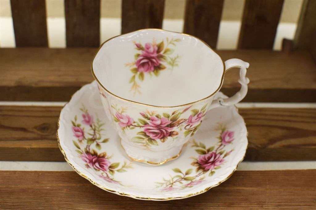 Royal Albert porseleinen kop en schotel 45348, Huis en Inrichting, Keuken | Servies, Gebruikt, Ophalen of Verzenden, Bord(en)