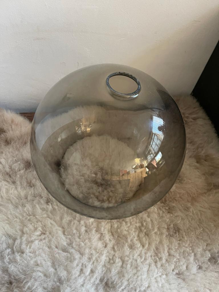 IKEA Hanglampenkap JAKOBSBYN- Glazen Bol - Rookgrijs, Huis en Inrichting, Ophalen, 25 tot 50 cm, Rond, Zo goed als nieuw