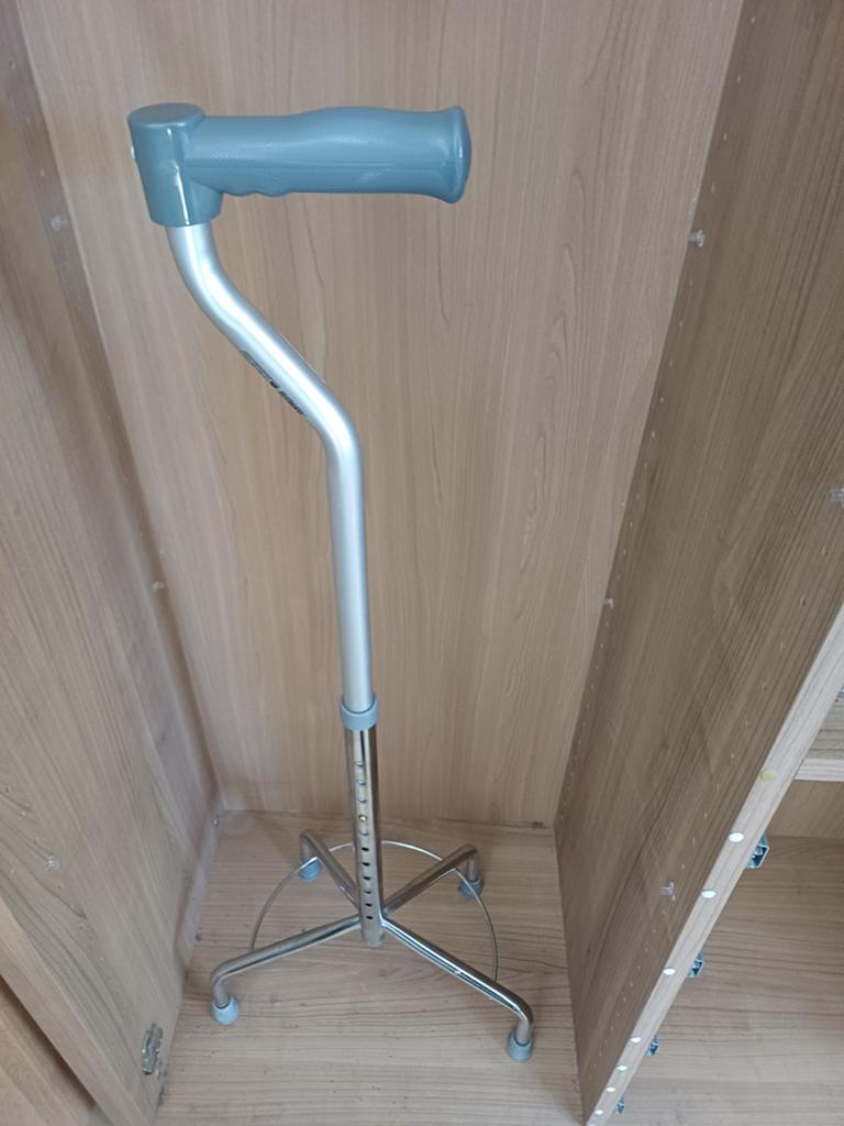 Een nette en stevige quadripod (4-poot) wandelstok, Diversen, Wandelstokken, Ophalen, Verstelbaar, Zo goed als nieuw