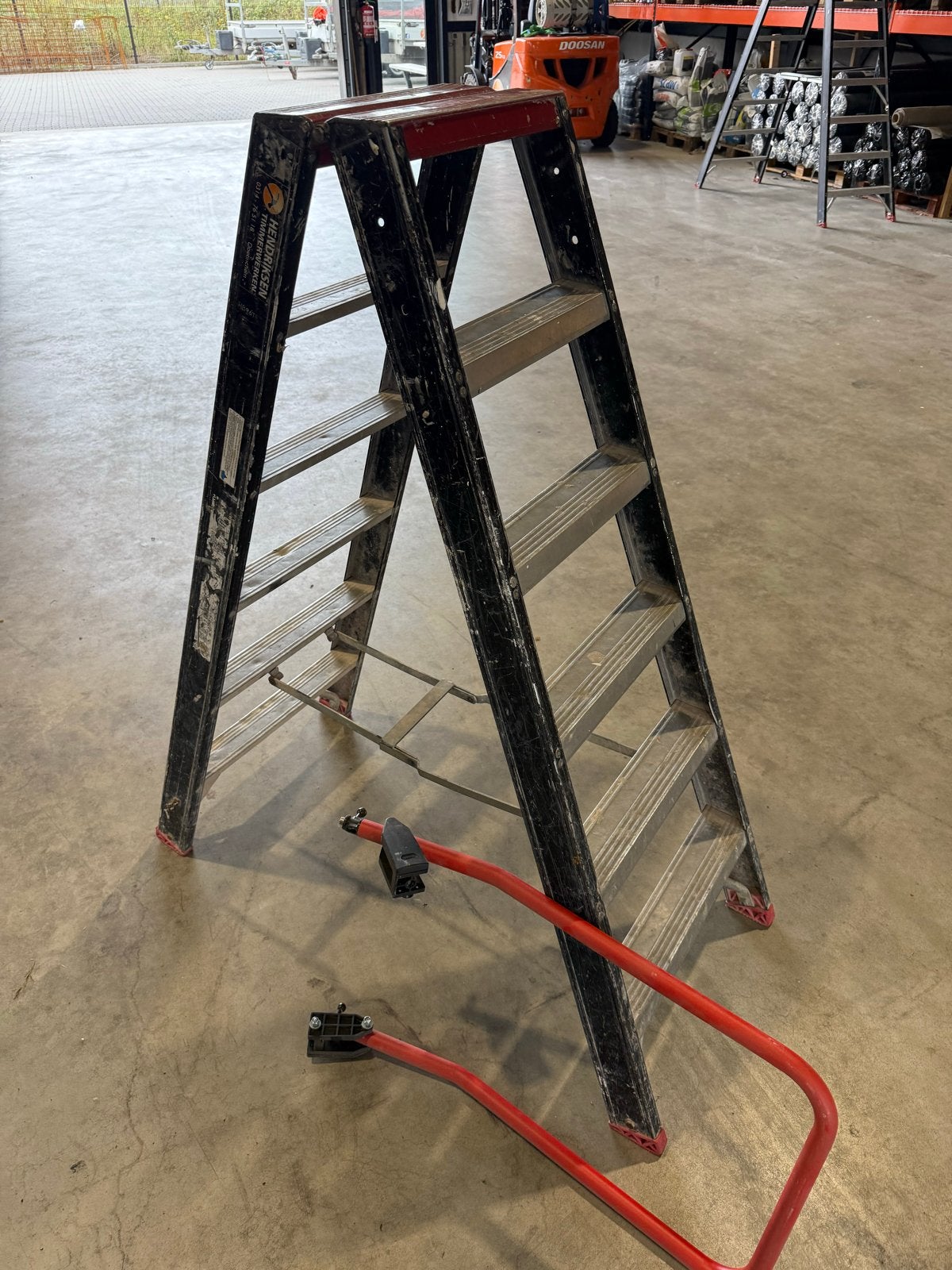 Altrex 6-trede trap met beugel (2 stuks beschikbaar), Ophalen, Gebruikt, Trap, Minder dan 2 meter